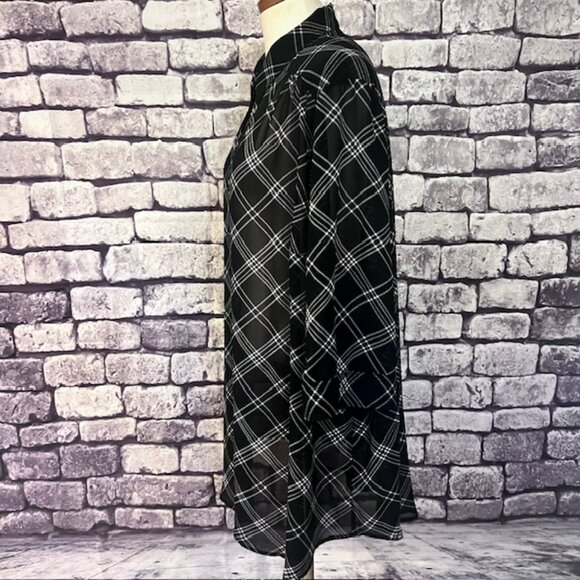 Torrid Black & White Button Down 3/4 Sleeve Blouse Size 2X - Picture 3 of 7